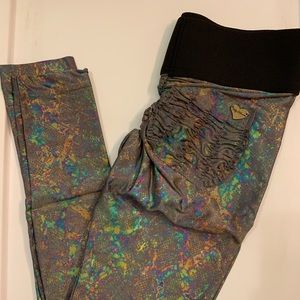 Cute booty lounge Small Grey Snake print legging